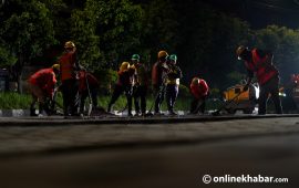 यसरी धमाधम पुरिँदै छ काठमाडौं सडकका खाल्डाखुल्डी (तस्वीर/भिडियो)