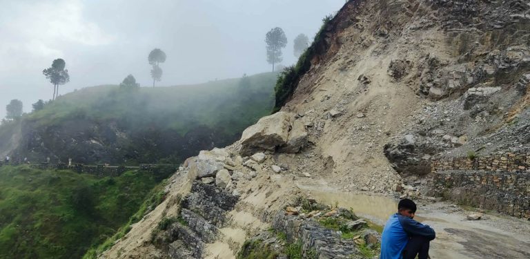 पहिरोले महाकाली राजमार्ग अबरुद्ध