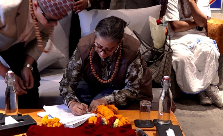 राजसंस्था अपरिहार्य भन्दै मनीषा कोइरालाले गरिन् हस्ताक्षर