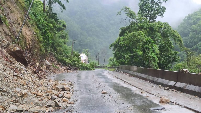 वर्षाले मुग्लिन-नारायणगढ सडकखण्ड प्रभावित