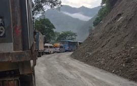 बाढीले अवरुद्ध पृथ्वी राजमार्ग एकतर्फी सञ्चालनमा, बैरेनीमा अझै लेदो पन्छाउन बाँकी