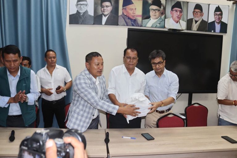 बाढी पीडितलाई कांग्रेस काभ्रेको सहयोग गर्‍यो साढे १७ लाख बढी रकम