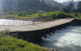 पुल नहुँदा स्याङ्जा सदरमुकामका २ खोलामा जोखिमपूर्ण यात्रा