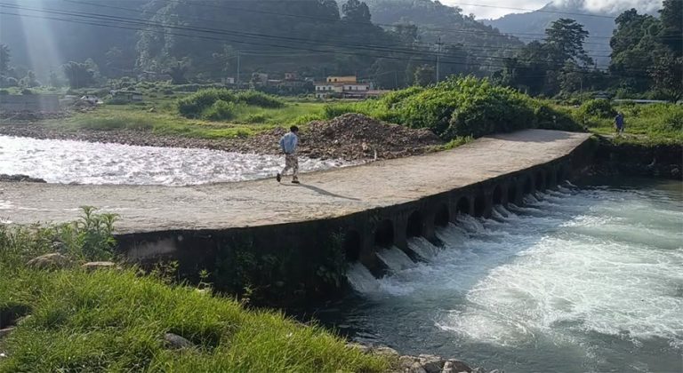 पुल नहुँदा स्याङ्जा सदरमुकामका २ खोलामा जोखिमपूर्ण यात्रा