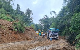 पहिरो पन्छाइएपछि दिक्तेल–चखेवा सडक एकतर्फी सुचारु 