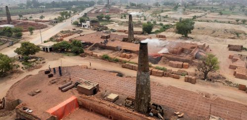 गर्मीले सास्ती भोगिरहेका पाकिस्तानी इँटा मजदुर