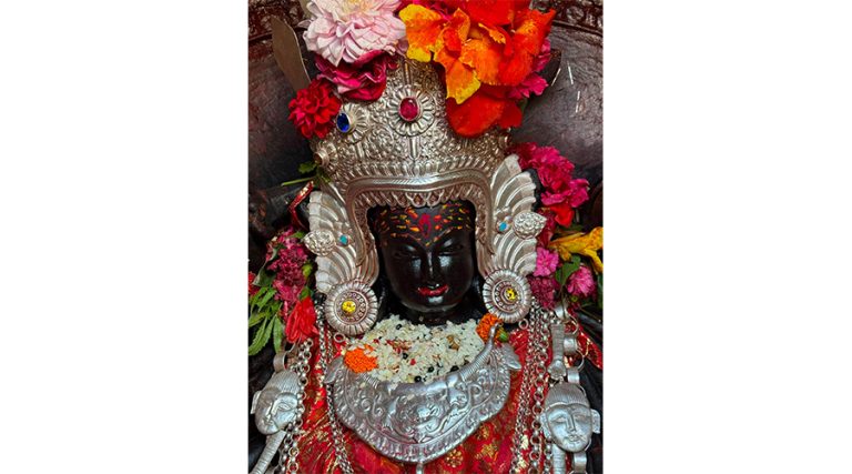 पलाञ्चोक भगवतीको मूर्तिमा पसिना