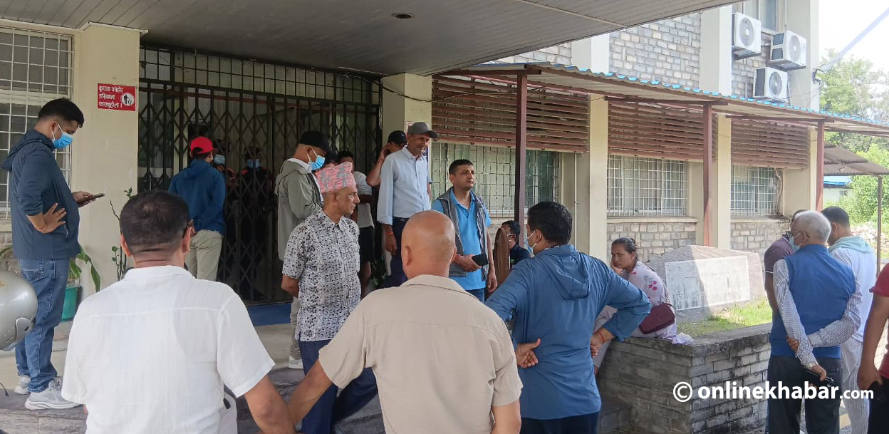 शवगृह बाहिरको कारुणिक दृश्य : जताजता शव, उतैउतै भौंतारिँदै आफन्त