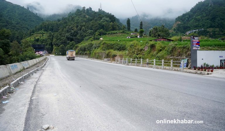 पृथ्वी राजमार्गको परेवाटारमा पनि भासियो सडक