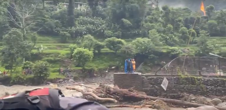 मोदीखोला बाढीले कास्की र पर्वत जोड्ने २ पुल बगायो, मन्दिरमा फसेका ३ जनाको उद्धार प्रयास जारी