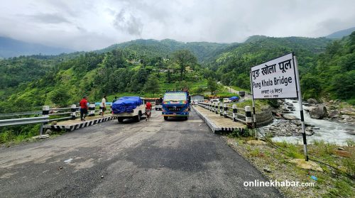 धुन्चे पुग्न एक मात्रै पक्की पुल, बाटोमा सवारीको चाप (तस्वीरहरू)