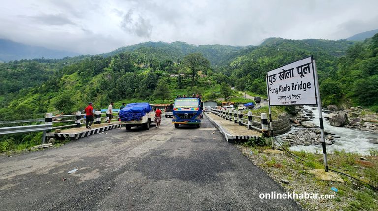 धुन्चे पुग्न एक मात्रै पक्की पुल, बाटोमा सवारीको चाप (तस्वीरहरू)