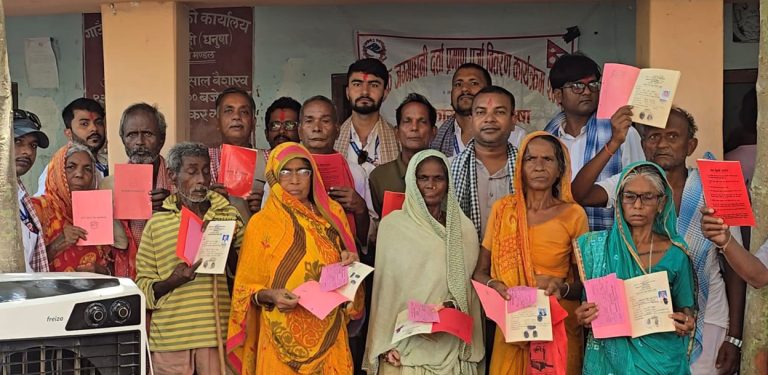 नापजाँच सकिएको १० वर्षपछि धनुषाको मिथिलामा ३१० परिवारले पाए लालपुर्जा