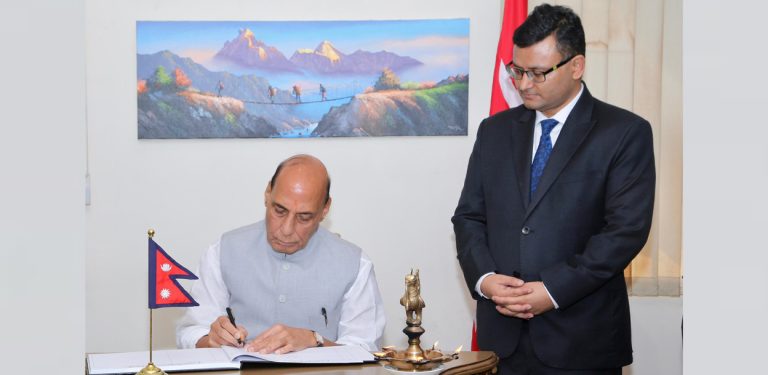 नेपाली दूतावास पुगेर भारतका रक्षामन्त्रीले भने- सुख दुःखको साथी हौं, उद्धारमा सघाउँछौं