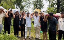 बाढी पीडितलाई सहयोग गर्न डोकोमै खाद्यान्न बोकेर रसुवा जाँदै युवाहरू