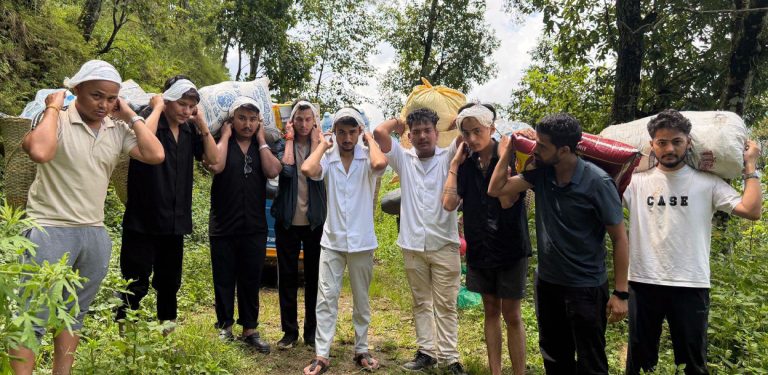 बाढी पीडितलाई सहयोग गर्न डोकोमै खाद्यान्न बोकेर रसुवा जाँदै युवाहरू