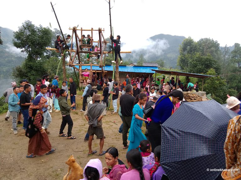 रोल्पामा लोप हुँदै परम्परागत चर्खे पिङ