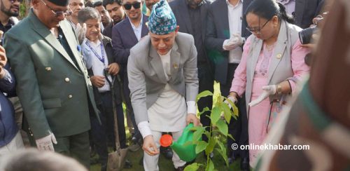 संसद्‌ भवन परिसरमा वृक्षारोपण (तस्वीरहरू)