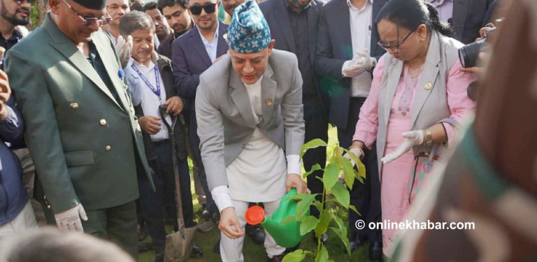 संसद्‌ भवन परिसरमा वृक्षारोपण (तस्वीरहरू)