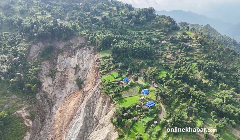 साँगुरीगढीका १२० परिवार पहिरोको उच्च जोखिममा (तस्वीरहरू)