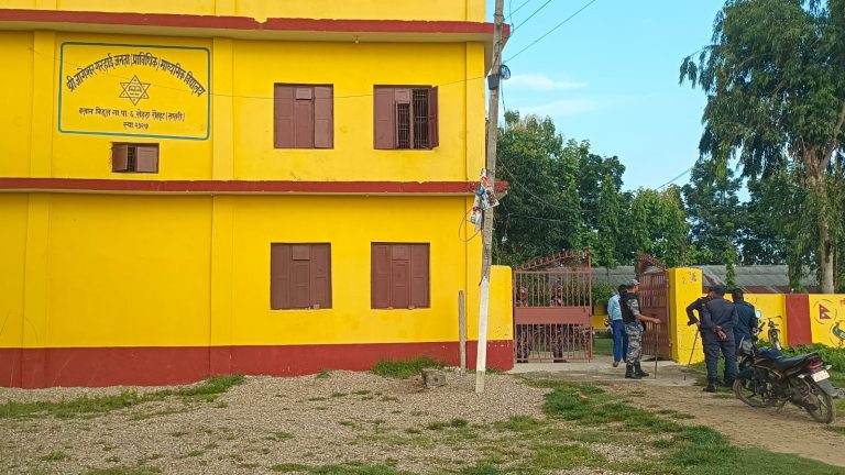 शिक्षक भर्नामा चलखेल गरेको भन्दै वडाध्यक्षले लगाए विद्यालयमा ताला