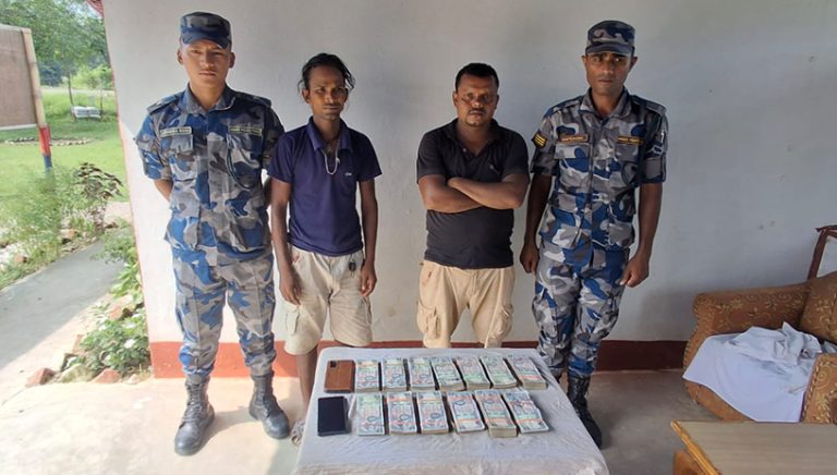 सर्लाहीमा स्रोत नखुलेको १३ लाखसहित २ जना पक्राउ