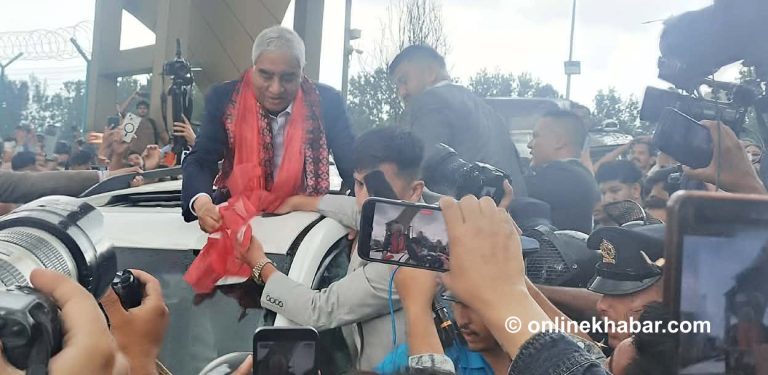 काठमाडौं आइपुगे शेरबहादुर देउवा