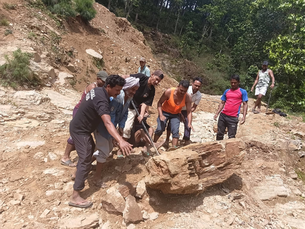 जनश्रमदानबाट मर्मत हुँदै ग्रामीण सडक
