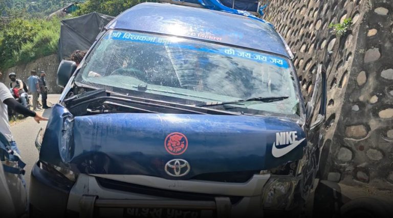 सिन्धुलीमा हाइस दुर्घटना, चार जना घाइते
