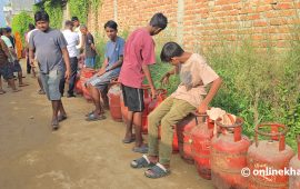 सिरहामा पनि एलपी ग्यासको अभाव, घण्टौं लाइन बस्न बाध्य छन् उपभोक्ता