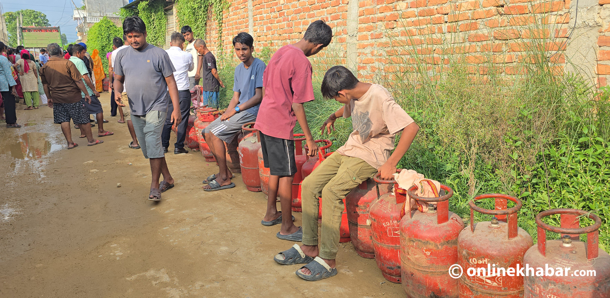 सिरहामा पनि एलपी ग्यासको अभाव, घण्टौं लाइन बस्न बाध्य छन् उपभोक्ता
