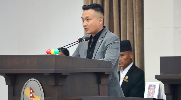 भूकम्प पीडितको निजी आवास निर्माणमा सरकार संवेदनशील छ : गृहमन्त्री गुरुङ