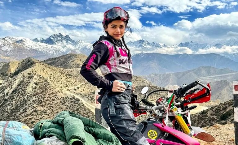 सुरक्षा बनिन् युट्युबमा १० लाख सब्सक्राइबर हुने पहिलो नेपाली महिला मोटो-भ्लगर
