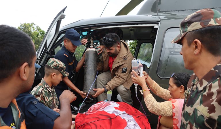 सुत्केरी आमा र नवजात शिशुको हेलिकप्टरबाट उद्धार