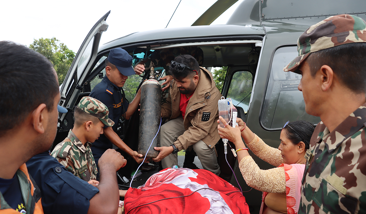 सुत्केरी आमा र नवजात शिशुको हेलिकप्टरबाट उद्धार