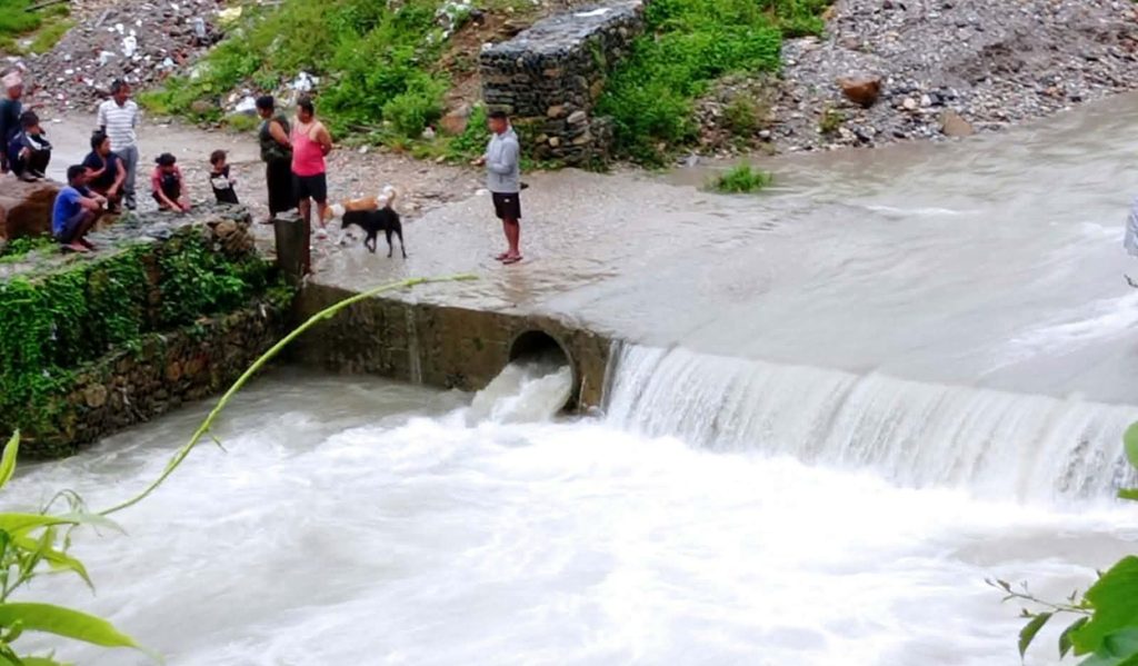स्याङ्जामा अरौंदी खोलाले बगाउँदा युवक बेपत्ता