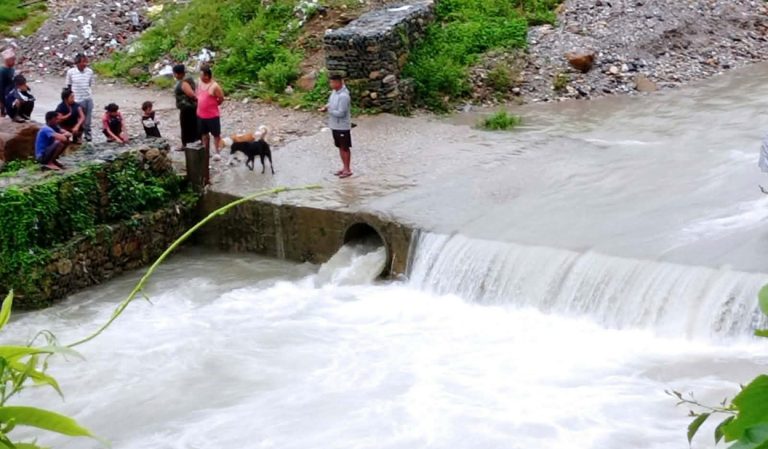 स्याङ्जामा अरौंदी खोलाले बगाउँदा युवक बेपत्ता