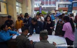 बाढीमा हराएकाहरू खोज्दै अस्पतालमा आफन्त (तस्वीरहरू)