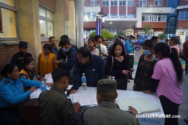 बाढीमा हराएकाहरूको खोज्दै अस्पतालमा आफन्त (तस्वीरहरू)
