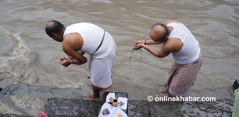 सुरु भयो सोह्र श्राद्ध (तस्वीरहरू)