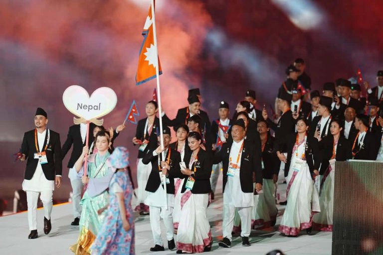 २०औं एसियन गेम्स उद्घाटन, चन्द्र र मानमतीले बोके नेपालको झण्डा