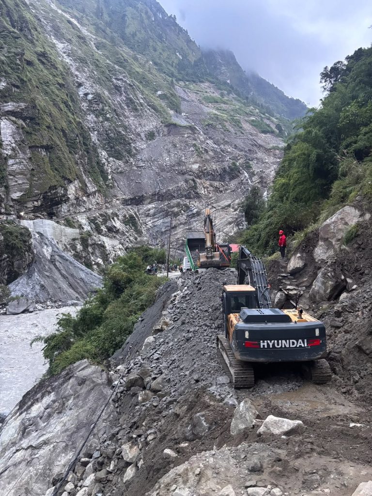डुम्रे-बेँसीसहर-चामे सडक शुक्रबारसम्म सञ्चालनमा ल्याउने तयारी