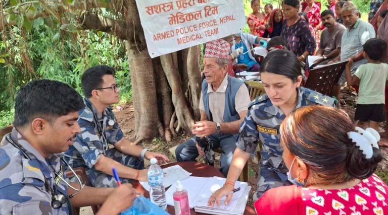 बाढी प्रभावित क्षेत्रमा सशस्त्र प्रहरीद्वारा तीन हजार ६०० बढीको स्वास्थ्य उपचार