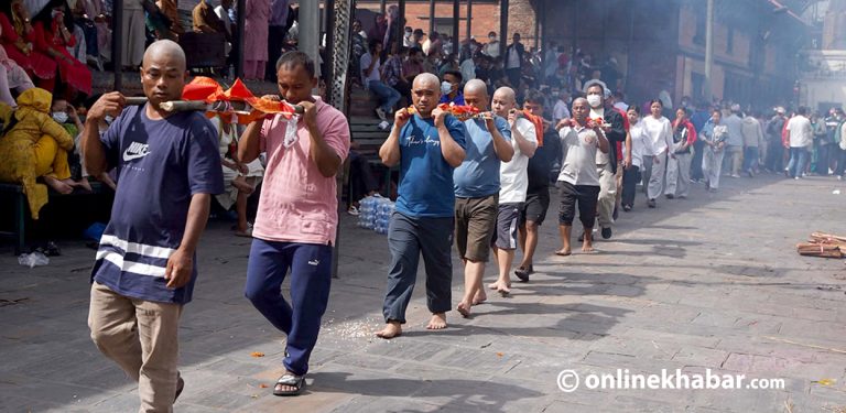 पशुपति आर्यघाटमा बेपत्ताहरूको कास–कुशको शव बनाउँदै धमाधम अन्त्येष्टि (तस्वीरहरू)