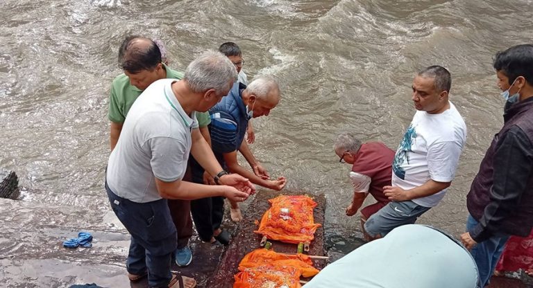 बाढीमा बेपत्ता अर्याल दम्पतीको कुशको शव बनाएर अन्त्येष्टि