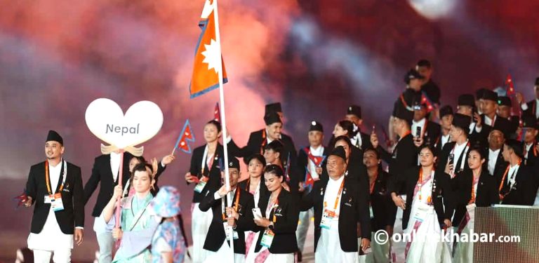 २०औं एसियन गेम्स उद्घाटन, चन्द्र र मानमतीले बोके नेपालको झण्डा