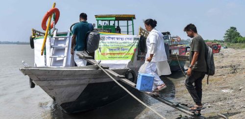 डुङ्गा क्लिनिकले दुर्गम टापुमा स्वास्थ्य सेवा पुर्‍याउँदै