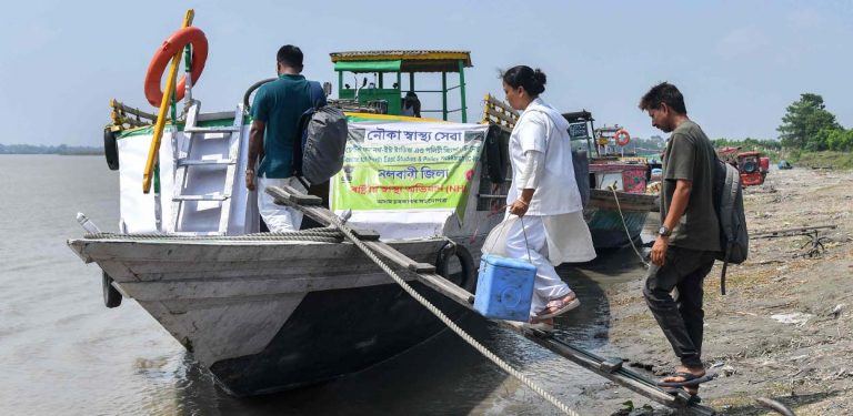 डुङ्गा क्लिनिकले दुर्गम टापुमा स्वास्थ्य सेवा पुर्‍याउँदै