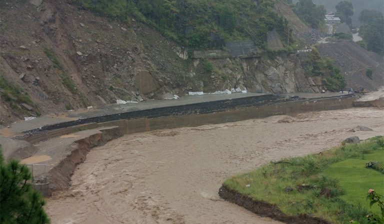 बीपी राजमार्गको चौकीडाँडा र घुमाउनेको डाइभर्सन रोशी खोलाले बगायो