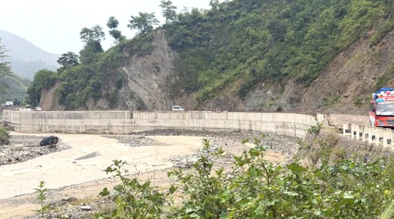 बीपी राजमार्गको ट्र्याक निर्माणको काम केही दिनलाई रोक्ने तयारी